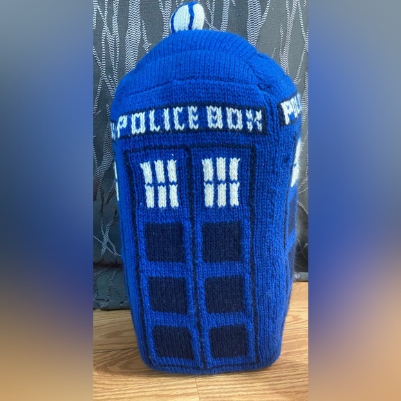 Custom - Decorative, knitted, foam filled TARDIS from Doctor Who - Picture 2 of 10